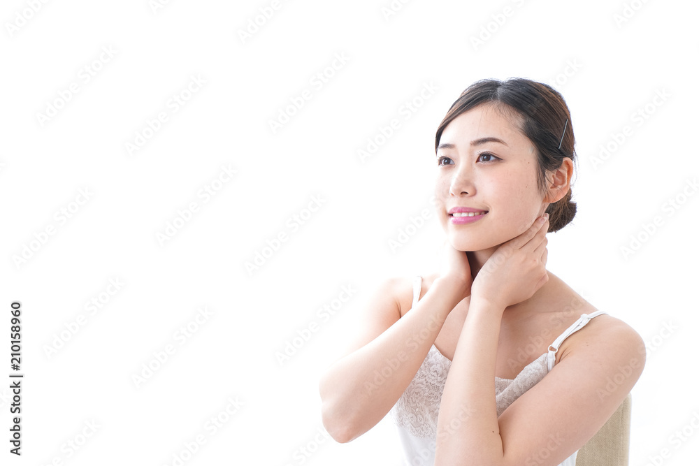 スキンケアをする若い女性 スキンケアをする若い女性