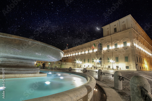 Veduta notturna del palazzo del Quirinale, residenza ufficiale del Presidente della Repubblica italiana dal 1946, Roma, Italia photo