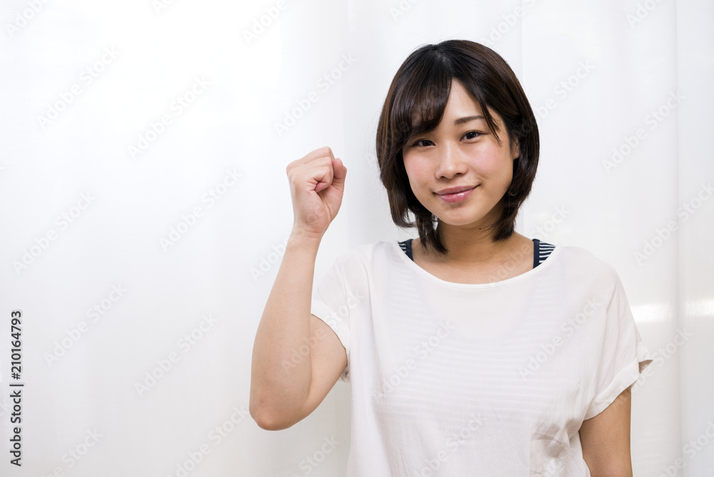 ガッツポーズをする女性 ガッツポーズをする女性