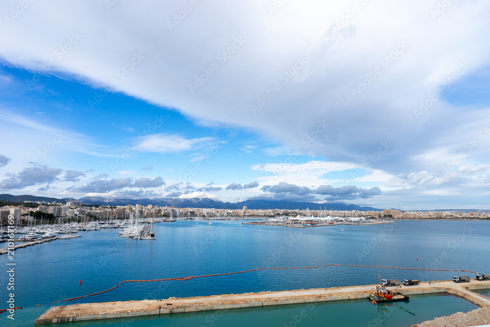 港に停泊する船から見るパルマ・デ・マヨルカの風景