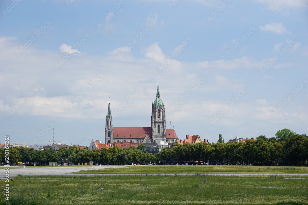 Obraz premium Paulskirche mit Theresienwiese, München, Germany