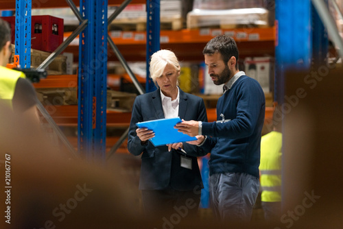 Foto Managers checking inventory in warehouse