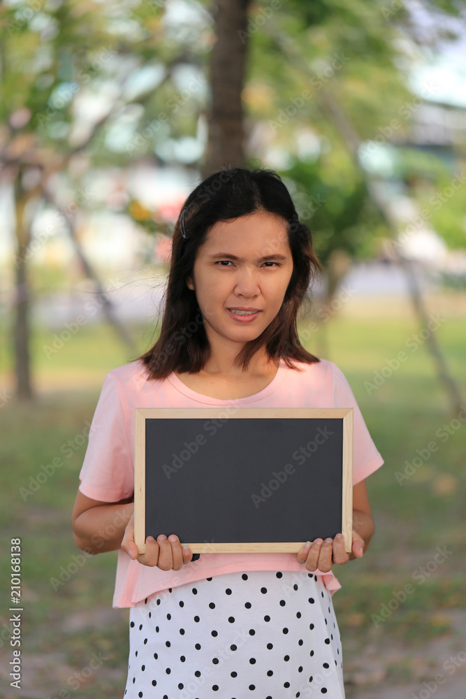 Asian women are pregnant for about twelve weeks to holding a blank blackboard. Asian women are pregnant for about twelve weeks to holding a blank blackboard.