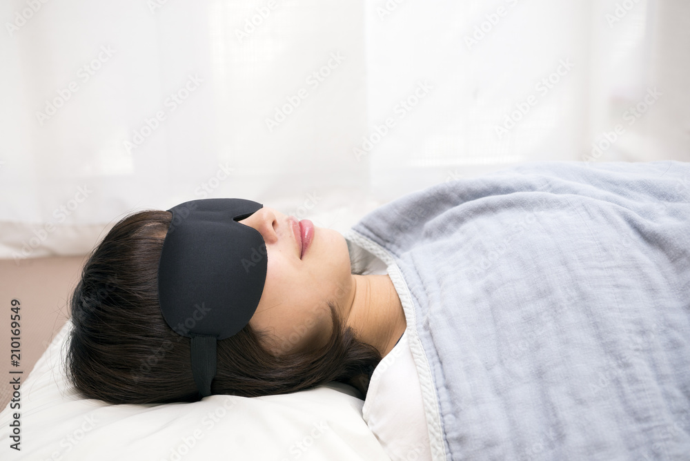 アイマスクをして寝る女性 Stock 写真 Adobe Stock