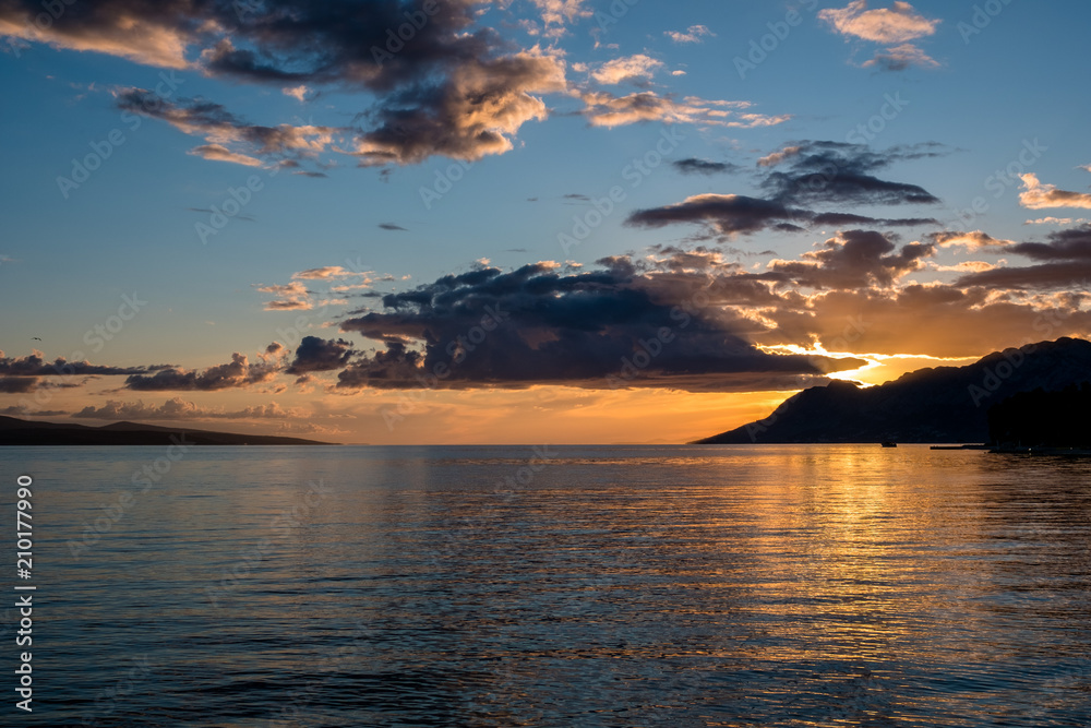 Sonnenuntergang über dem adriatischen Meer im kroatischen Ort Brela Sonnenuntergang über dem adriatischen Meer im kroatischen Ort Brela