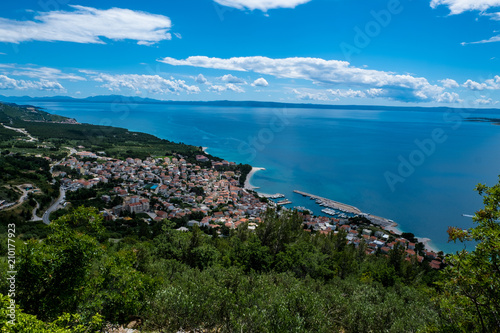 Ausblick auf das kroatische Dorf Baska Voda an der Adria