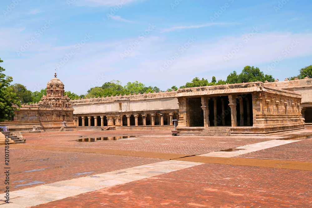 Ganesha shrine on the left, Karuvur Devar shrine on the right, Brihadisvara Temple complex, Tanjore, Tamil Nadu