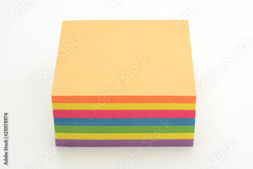 Obraz na płótnie Taco de posit o notas de diferentes colores sobre fondo blanco