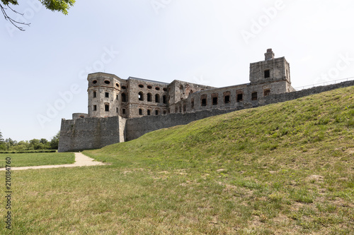 Ruiny siedemnastowiecznego zamku w Polsce