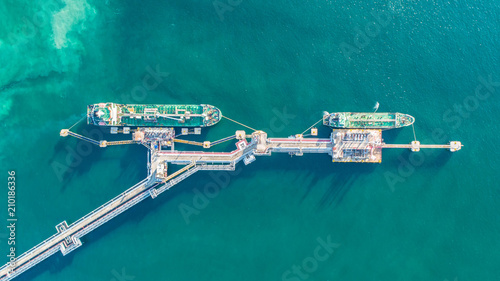 Obraz tankowiec, gazowiec na pełnym morzu. rafineria statek towarowy przemysł lotniczy, widok z lotu ptaka, Tajlandia, import eksport, LPG, rafineria ropy naftowej, logistyka i transport z działającym mostem dźwigowym w porcie