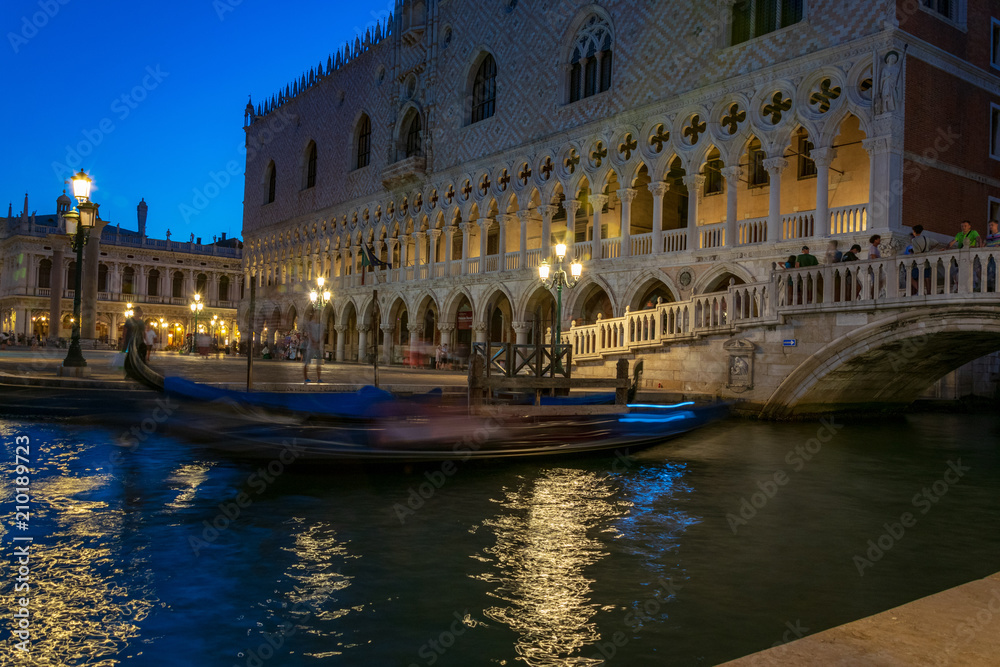 Fototapeta premium saint Mark s square night shot