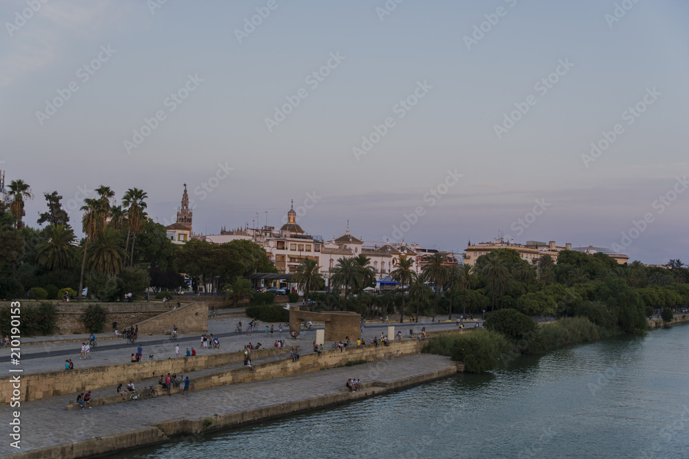 Ribera del rio Guadalquivir a su paso por Sevilla