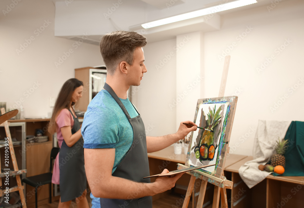 Obraz premium Art students painting in workshop