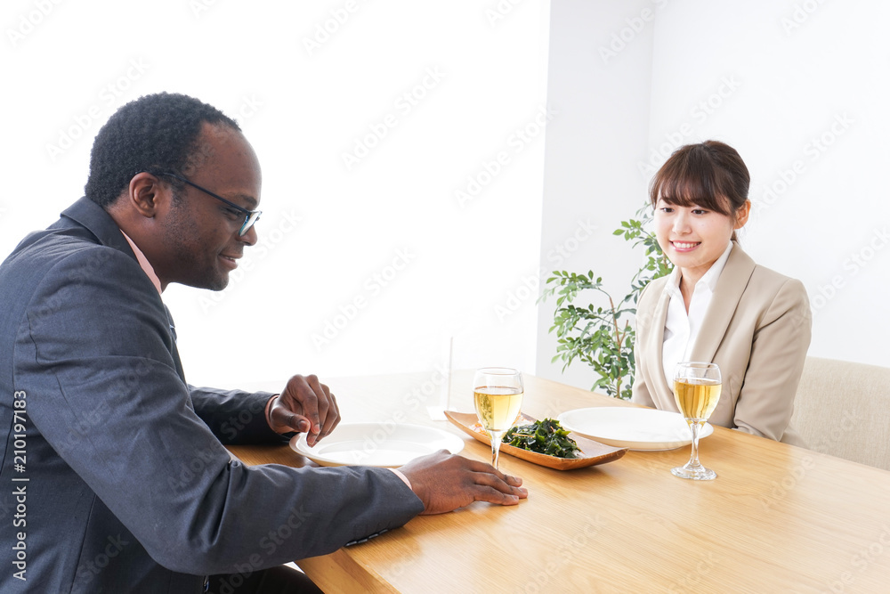 食事を楽しむビジネスパーソンたち 食事を楽しむビジネスパーソンたち