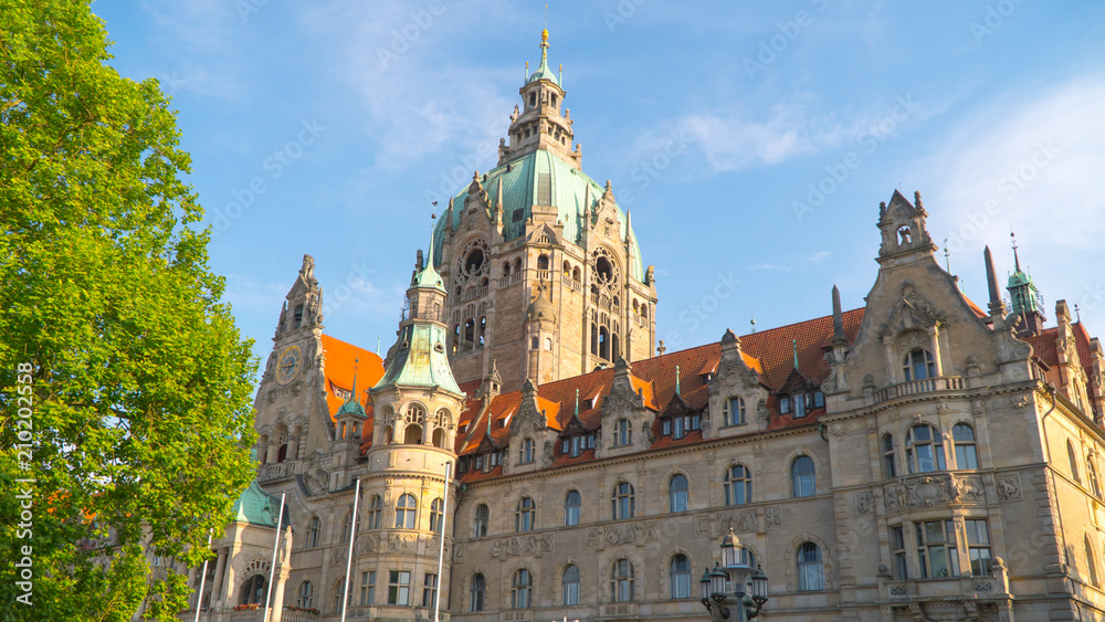 Obraz premium Hanover City Hall in summer in sunny weather.