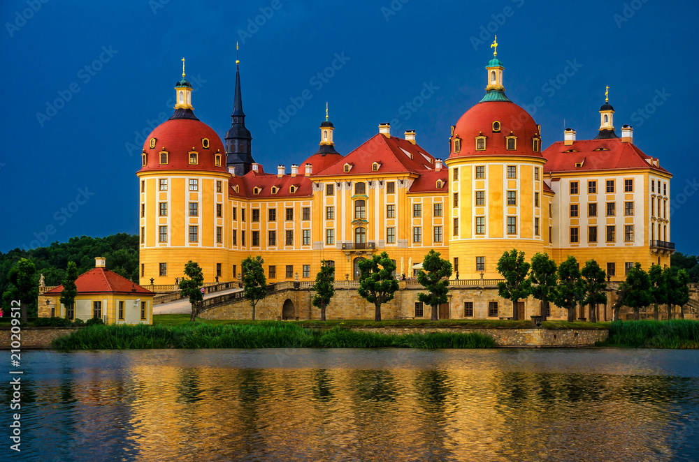 Schloss Moritzburg zur Blauen Stunde, bei Dresden, Sachsen 
