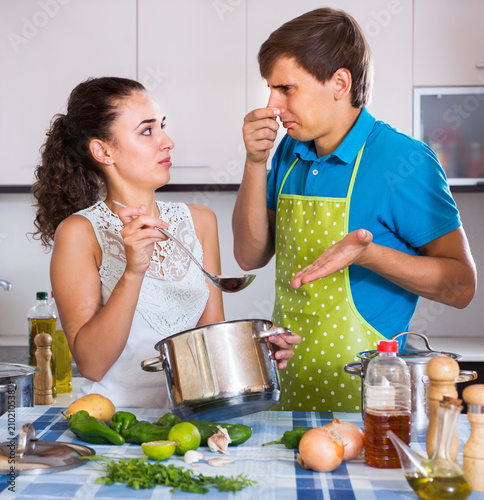 Canvas Print Woman with husband  preparing stinking soup