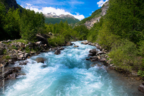 Wasserfall und Fluss von Dormillouse im Nationalpark Ecrins in den französischen Alpen