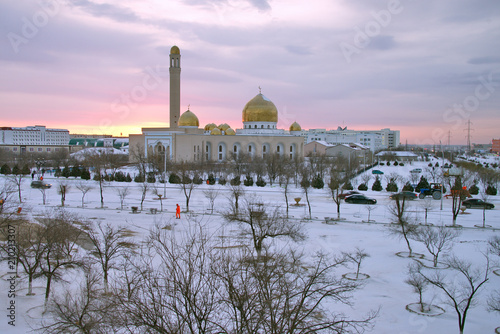 В город пришла зима. Мечеть в белом снежном окружении рано утром