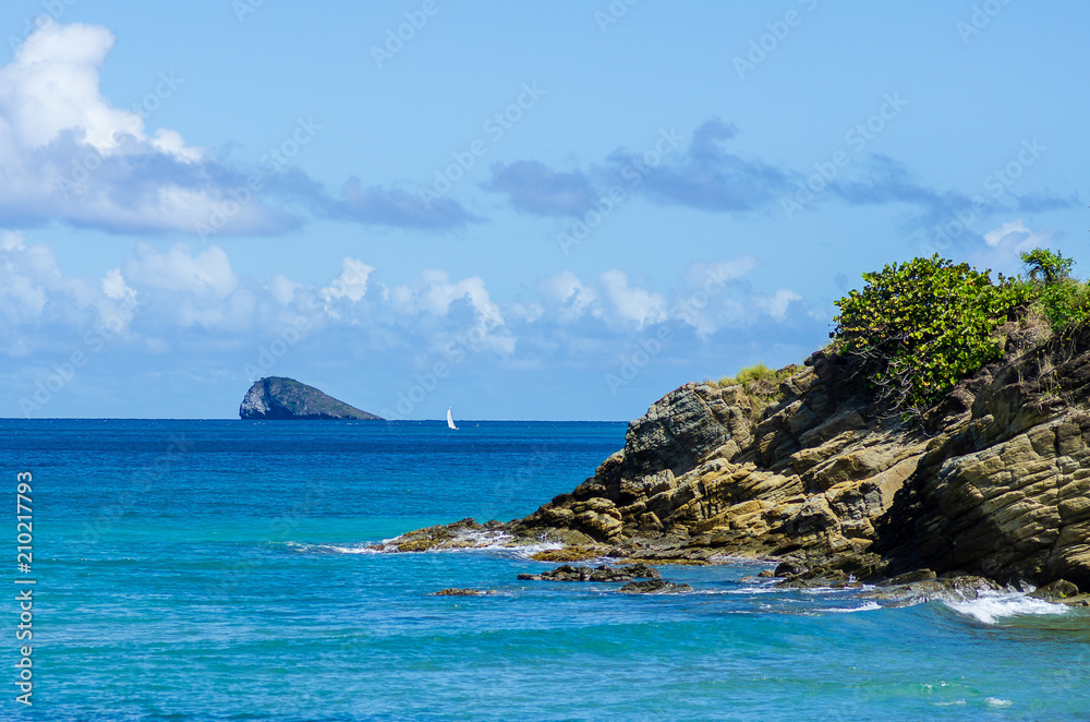 Küste von Bass-Terre, einzelnes, weißes Segelboot im Hintergrund, Guadeloupe
