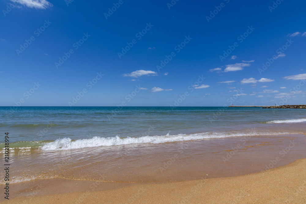 Playa solitaria de la costa de  Algarve, Portugal, 