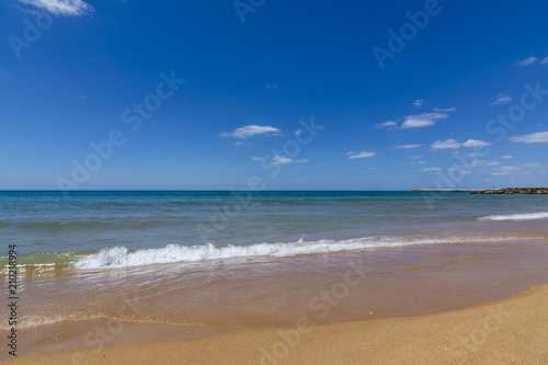 Playa solitaria de la costa de  Algarve  Portugal  