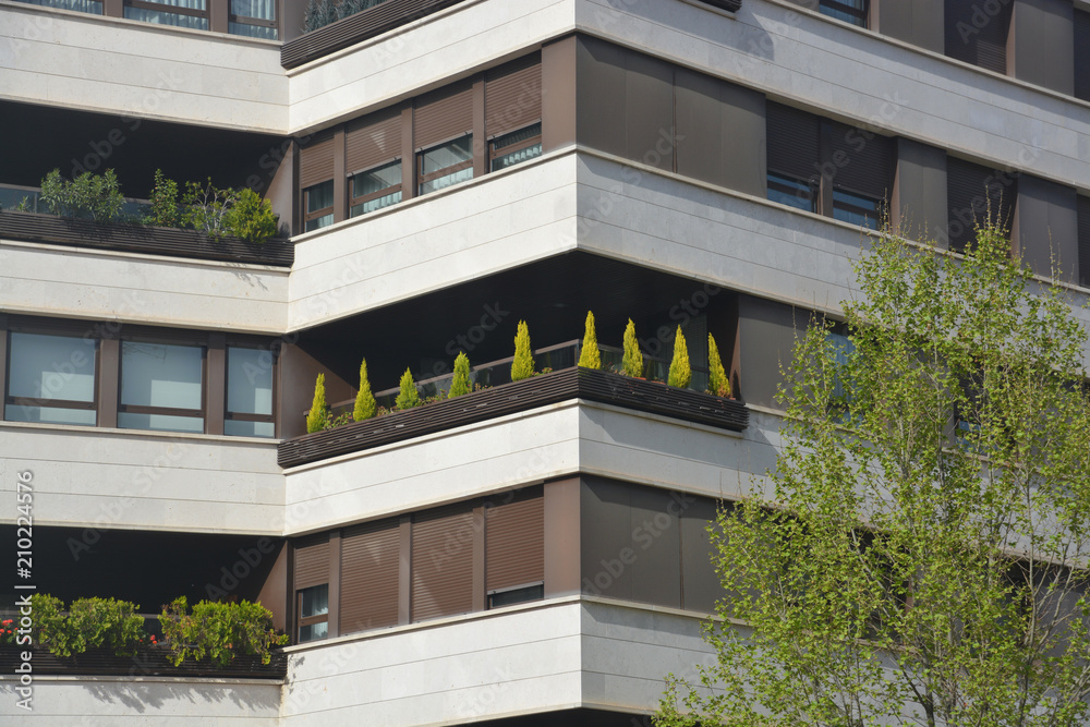 edificio con terrazas