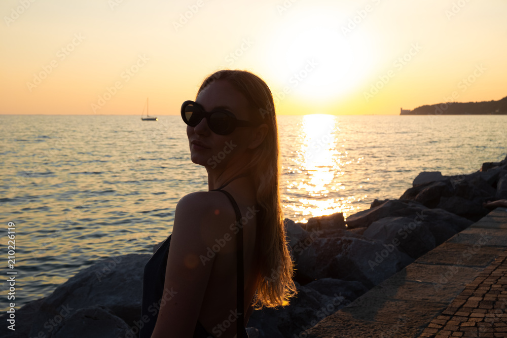 Stupenda ragazza stupenda in riva il mare con il tramonto,bellissimo  paesaggio Stock Photo | Adobe Stock