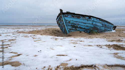 Altes Fischerboot am Strand 