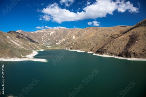 Красивый вид на горное озего, голубая вода между живописными склонами. Природа Северного Кавказа