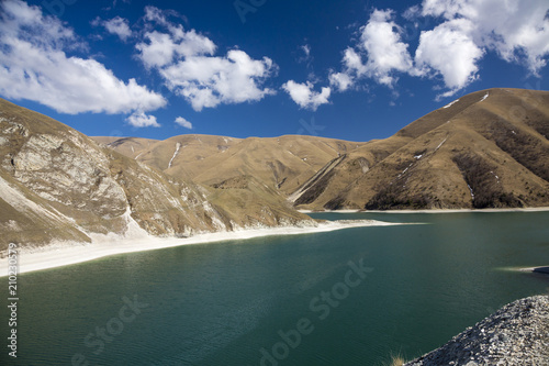 Красивый вид на горное озего, голубая вода между живописными склонами. Природа Северного Кавказа photo