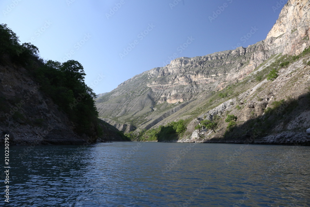 Горный пейзаж, Каньон, горная река течет между высокими скалами. голубая вода. Природа Северного Кавказа