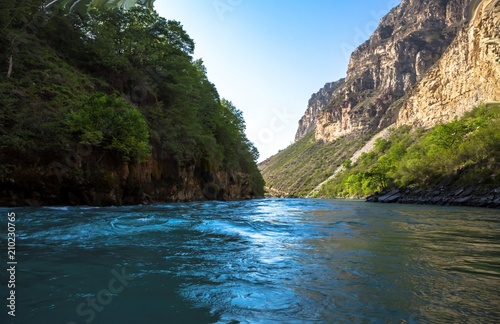 Горный пейзаж, Каньон, горная река течет между высокими скалами. голубая вода. Природа Северного Кавказа © Ivan_Gatsenko