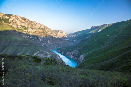 Горный пейзаж, Каньон, горная река течет между высокими скалами. голубая вода. Природа Северного Кавказа