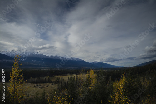 Fototapeta Naklejka Na Ścianę i Meble -  Rocky mountains landscape in Canada