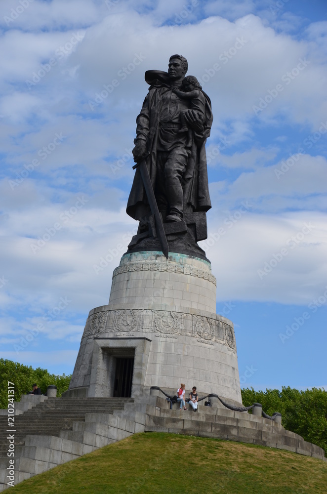 Naklejka premium Soviet War Memorial Treptower Park soldier bronze sculpture