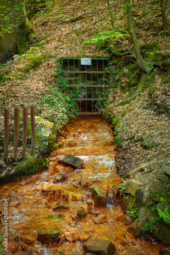 Eisenhaltiges Minenwasser eines alten Schachtes der Zeche Pauline, Essen