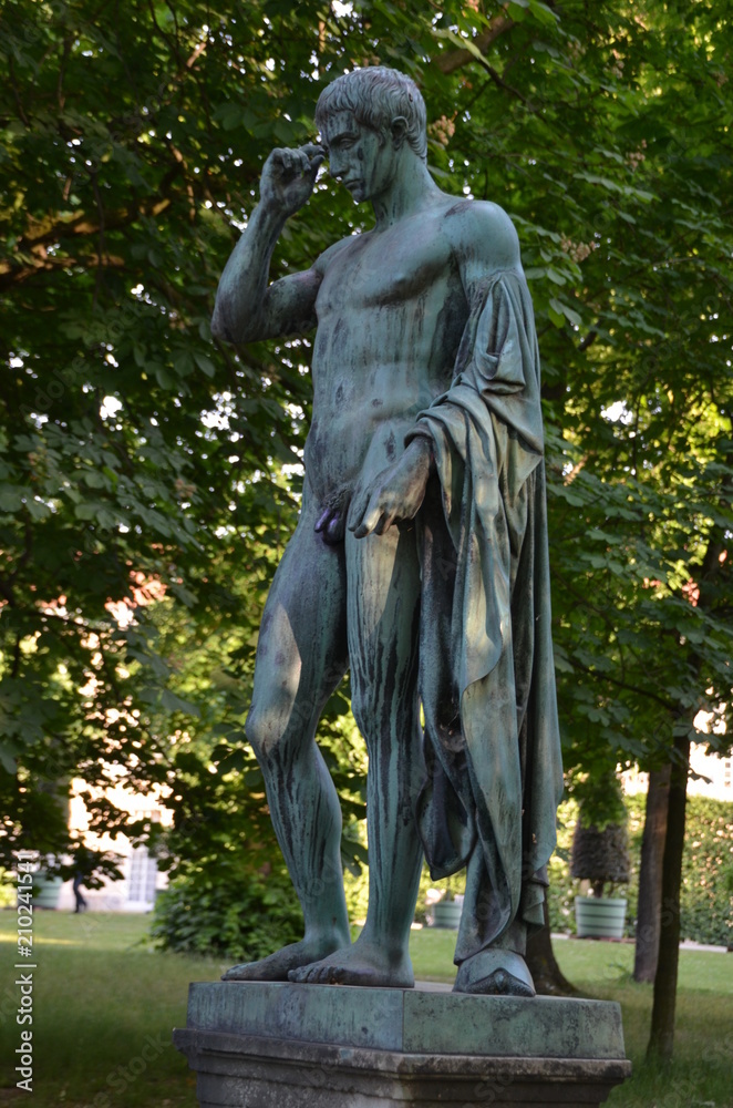 Fototapeta premium bronze sculpture man athlete body