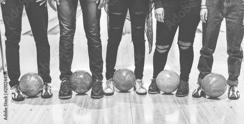 Fotografie Time with friends at a bowling alley