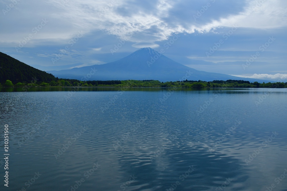 巨大な雲がかかる富士山