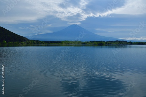 巨大な雲がかかる富士山
