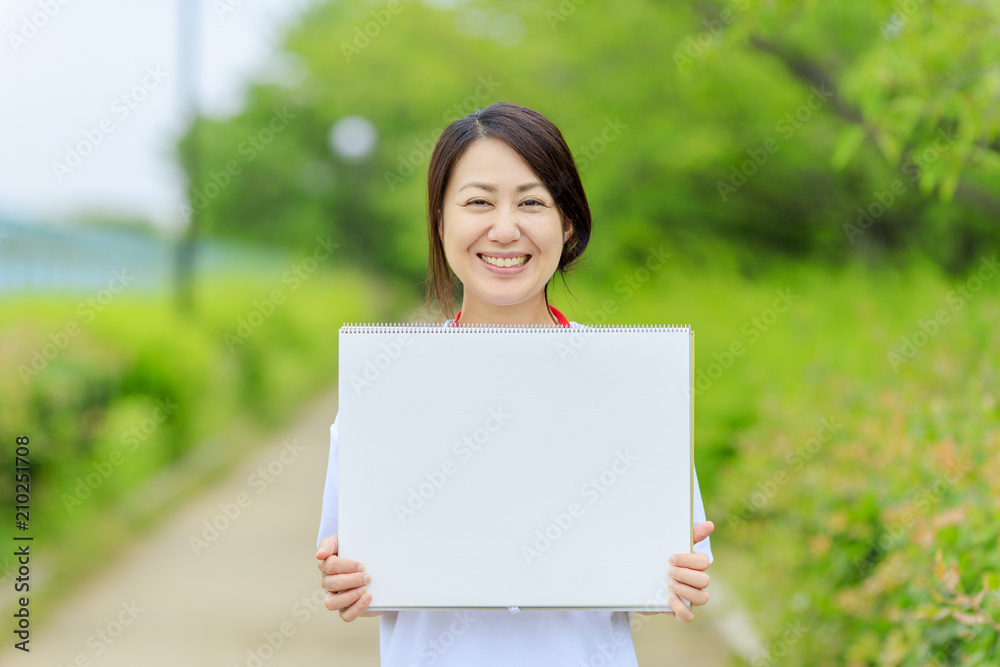 スケッチブックを持つ女性 スケッチブックを持つ女性