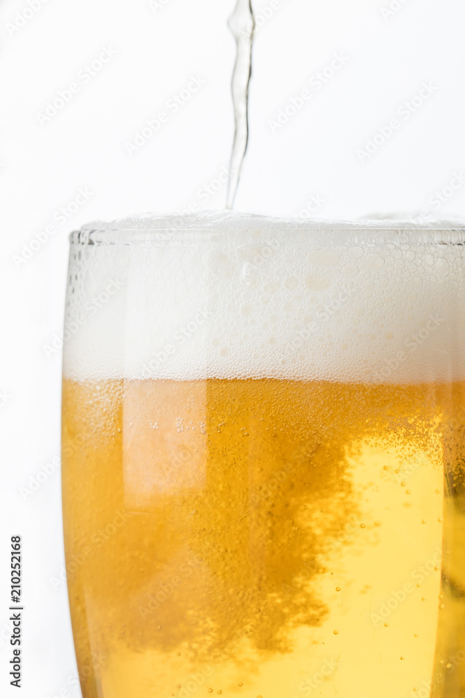 夏を感じるグラスに注いだ缶ビール 夏を感じるグラスに注いだ缶ビール