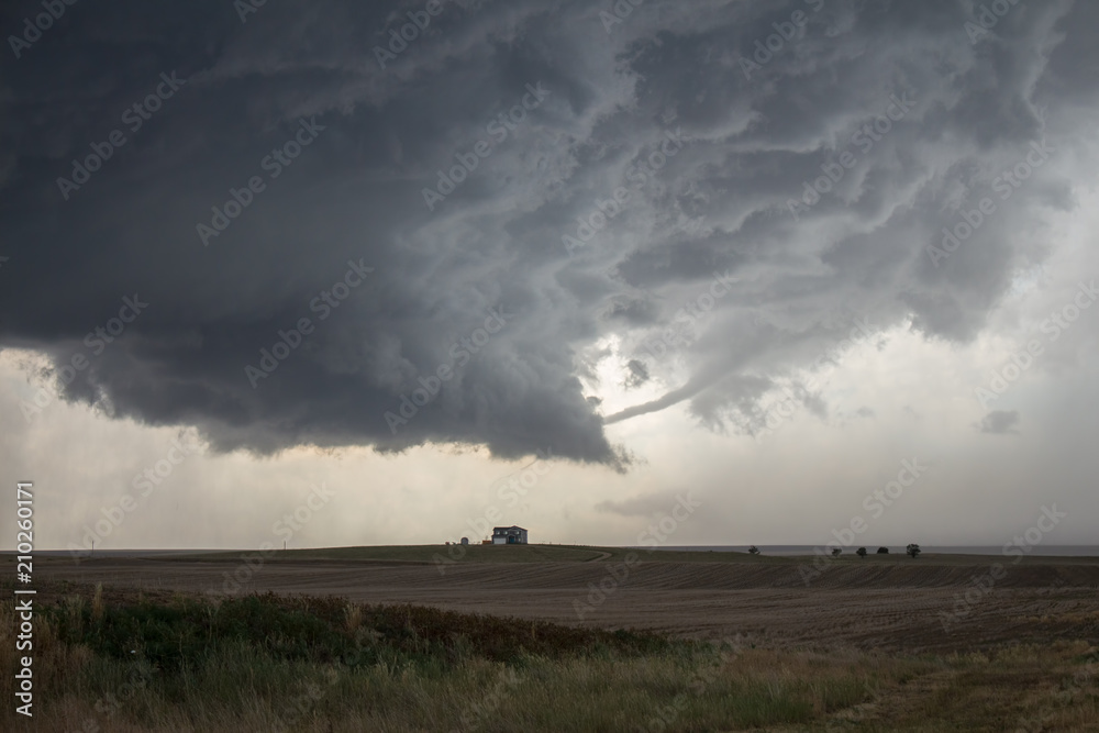 Fototapeta premium Lej linowy tornada rozprasza się pod prądem wstępnym burzy z superkomórkami.