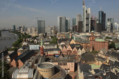 Mainhattan; Blick vom Dom auf Altstadt und Skyline von Frankfurt
