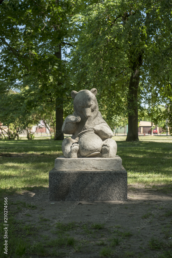 Obraz premium statue of a person in the park
