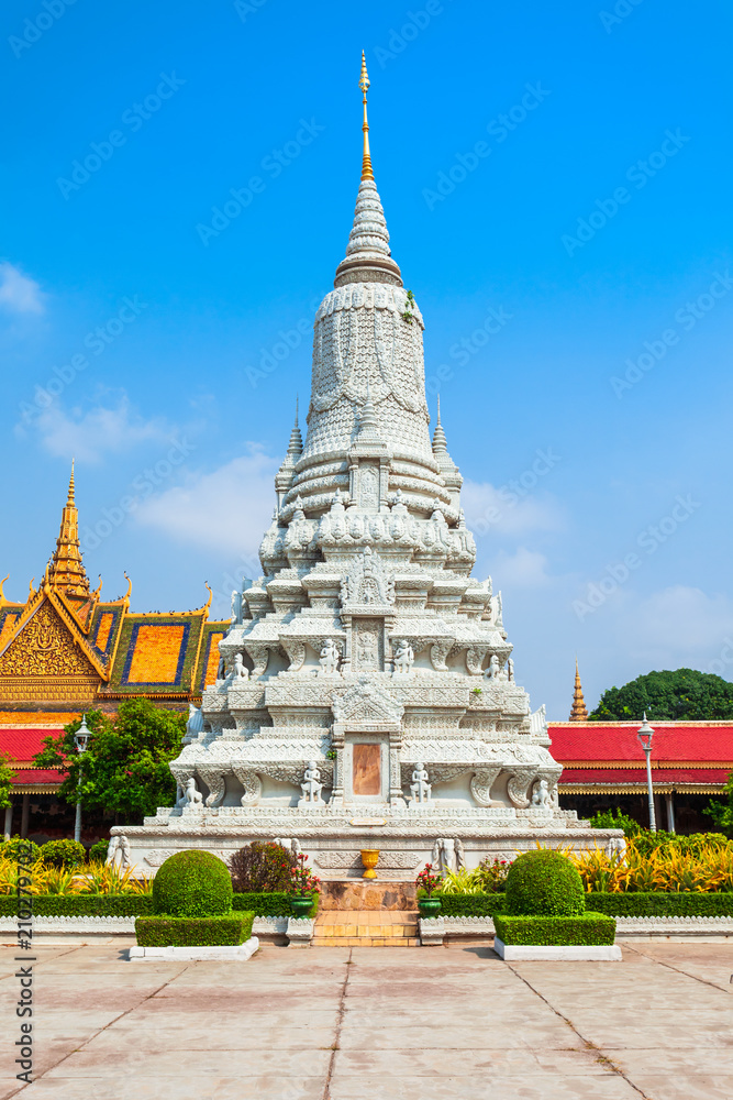 Fototapeta premium Royal Stupa in Phnom Penh