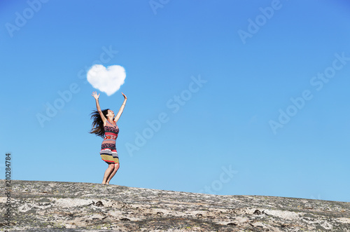 Frau mit Wolkenherz