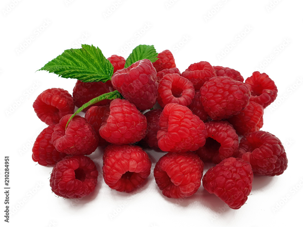 Frische Himbeeren mit Blatt auf weißem Hintergrund Frische Himbeeren mit Blatt auf weißem Hintergrund