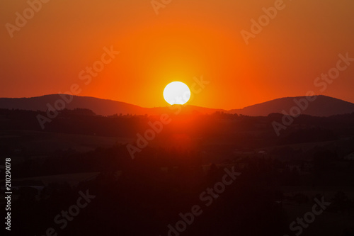 Goldgelbrot - ein heisser Sommertag  .geht zu Ende und die untergehende Sonne taucht das Hügelland in mystische Farben. © rubrafoto